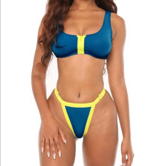 Bikini - Picture 1 of 7